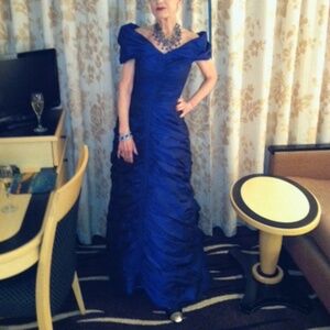 Catherine Regehr 100% SILK dress in wonderful condition with hat size 8-10